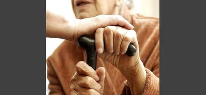 86 year old woman fights with three man and saves her jewellary in ghaziabad