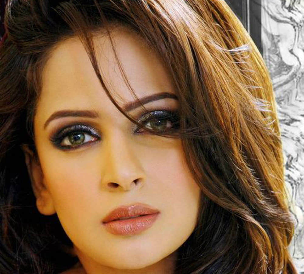 see pakistani actress saba qamar hot and bold look