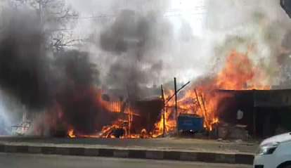 Fire in shops in Lucknow