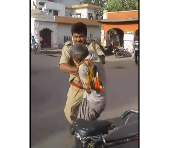 A GRP sepoy beats an old man in Lucknow.