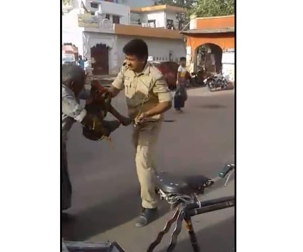 A GRP sepoy beats an old man in Lucknow.