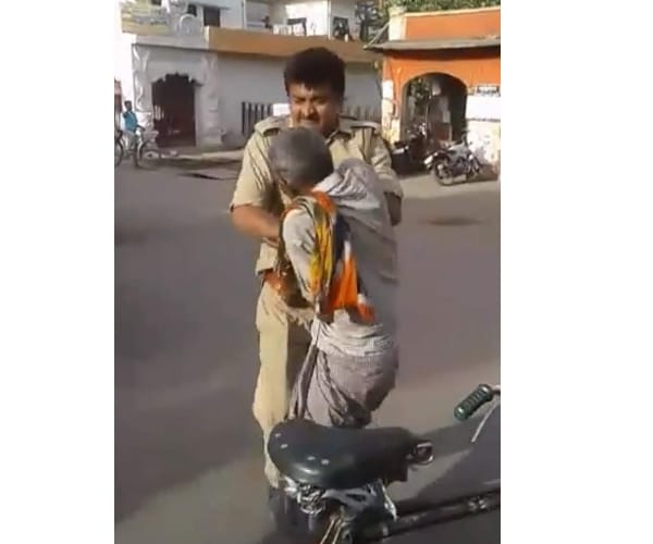 A GRP sepoy beats an old man in Lucknow.