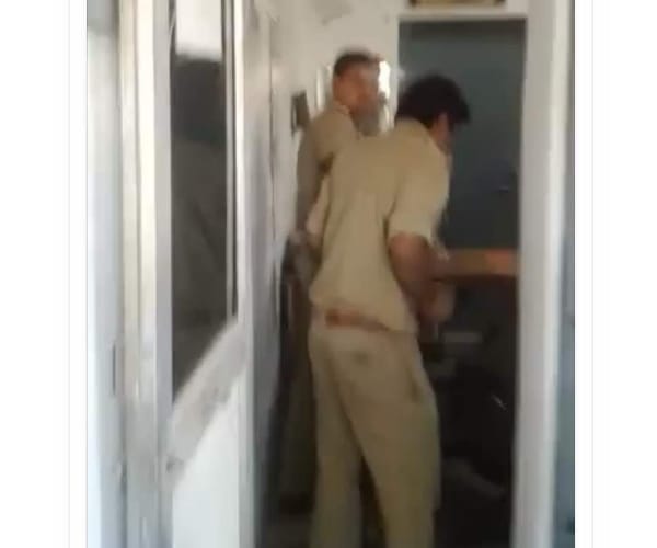 A GRP sepoy beats an old man in Lucknow.