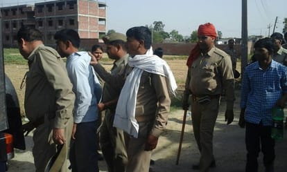 women thrown stone at police man at varanasi