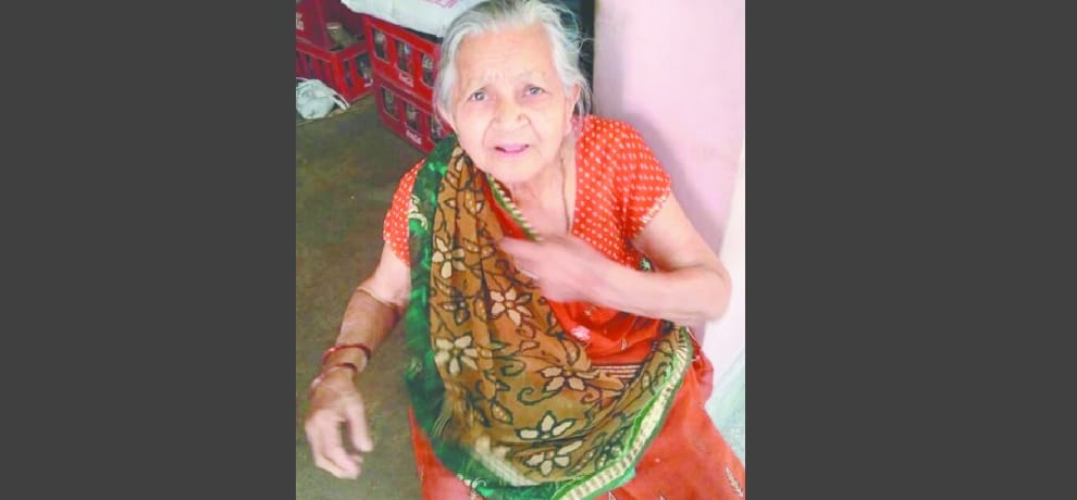 86 year old woman fights with three man and saves her jewellary in ghaziabad