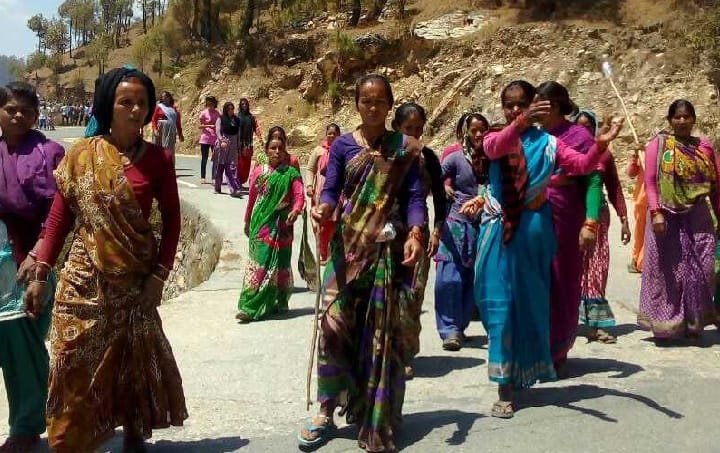 Women protest against liquor by taking ropes in their hands