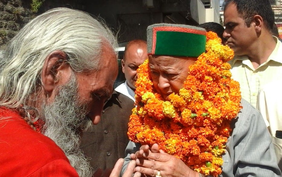 People Protest in front of CM Virbhadra Singh in Ramlok Temple Case.