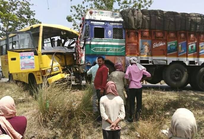 school bus hit truck at ghazipur, 18 student injured