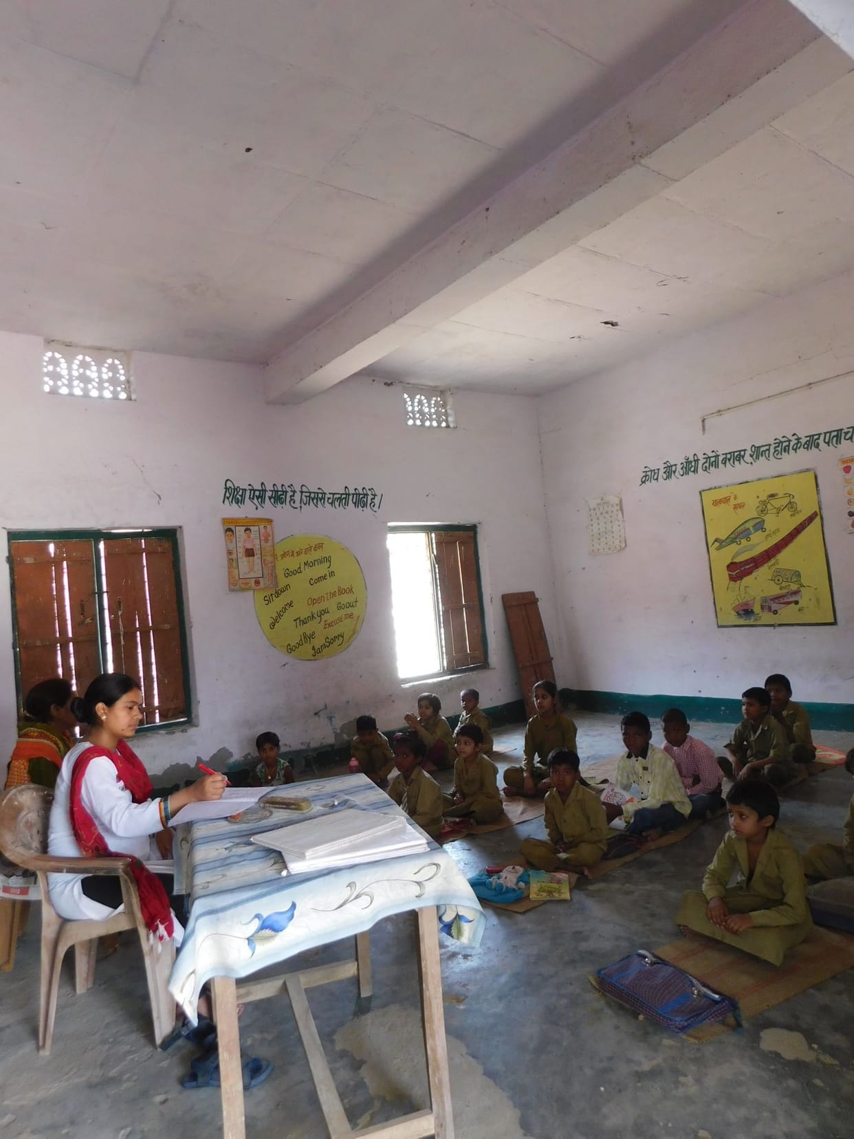 parishadeey skool: ped ke neeche chal rahee kakshaen