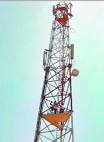  State agitators climb up to tower again