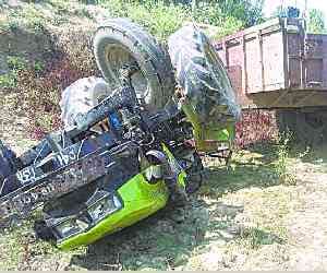 Tractor-trolley turns over, death of farmer