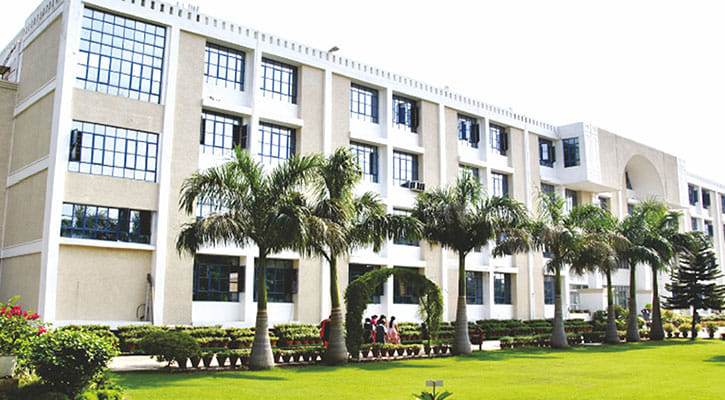 Chandigarh school, Fee hike, protest outside school