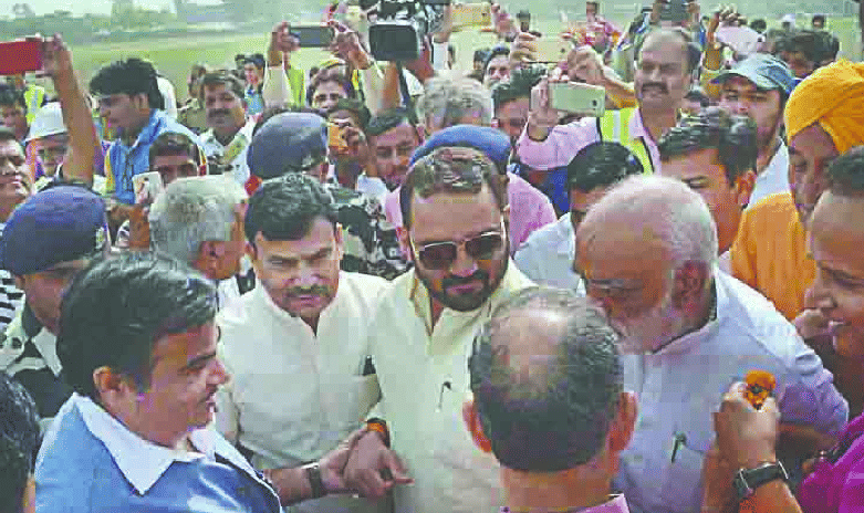 gadkari bole, bjp sarkar ko gaon aur gareeb ki chinta
