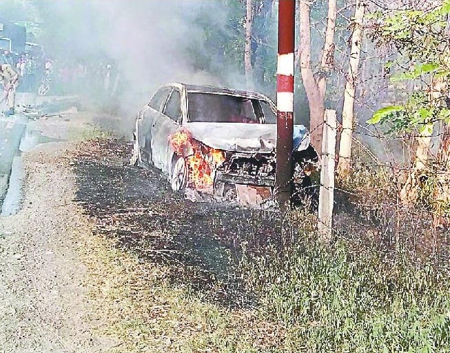 A car hit a pillar, a fire broke out