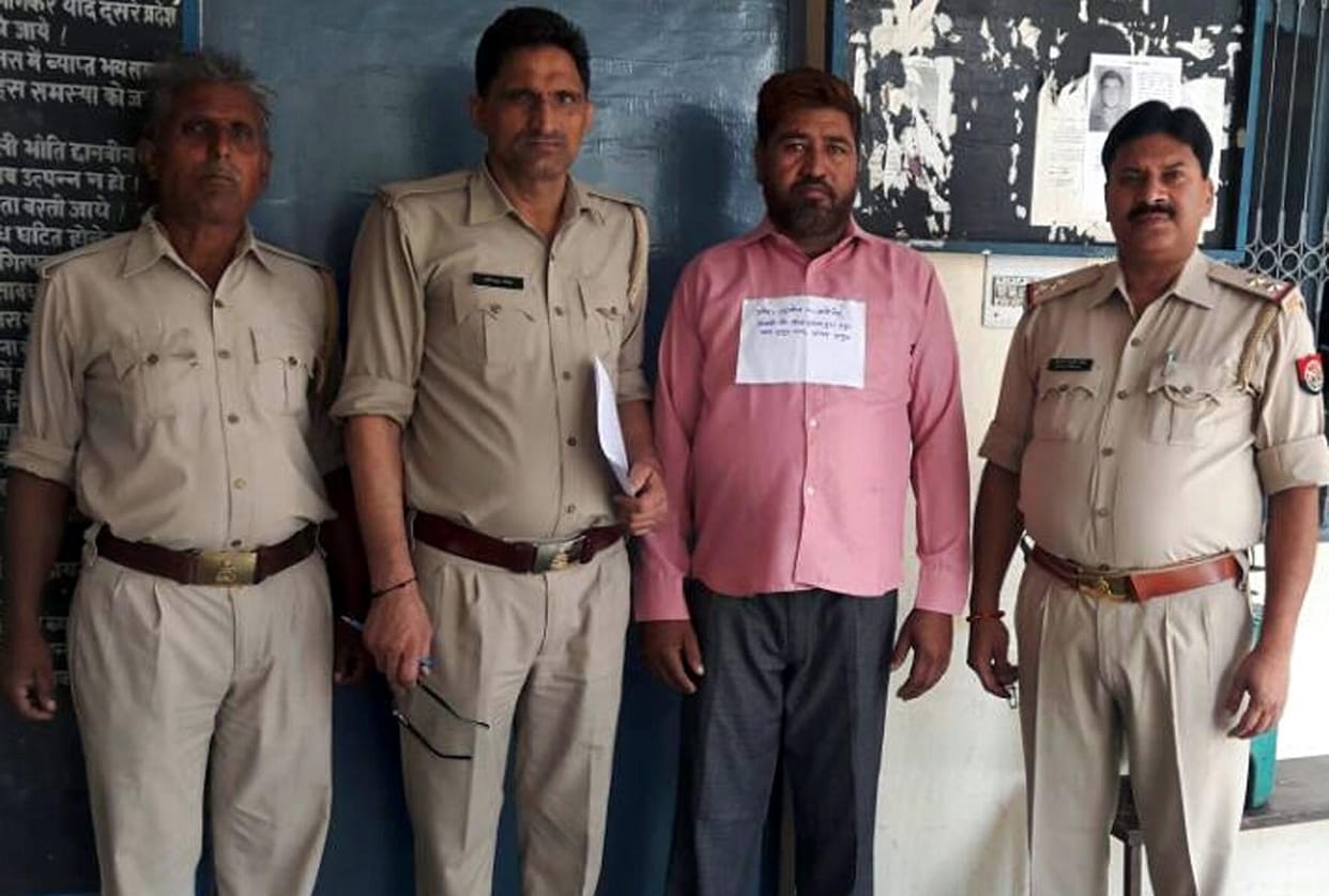 Police intercepted a member of inter-state gang.
