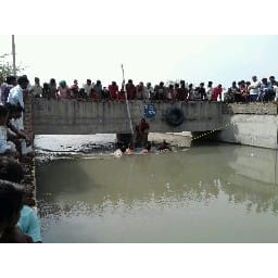 getting to baby mother jump the canal, one child dead body get