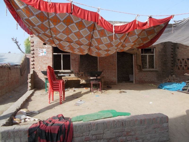 Barat on the door, the young woman refused marriage