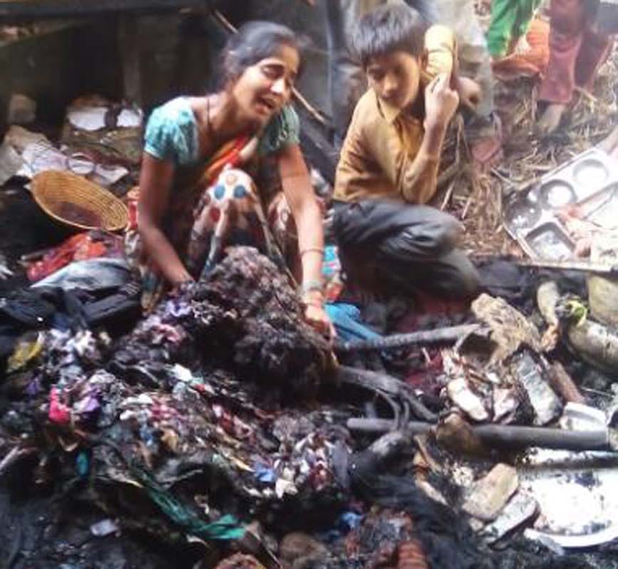 Fire broke out, three burnt houses and six bigha wheat ashes