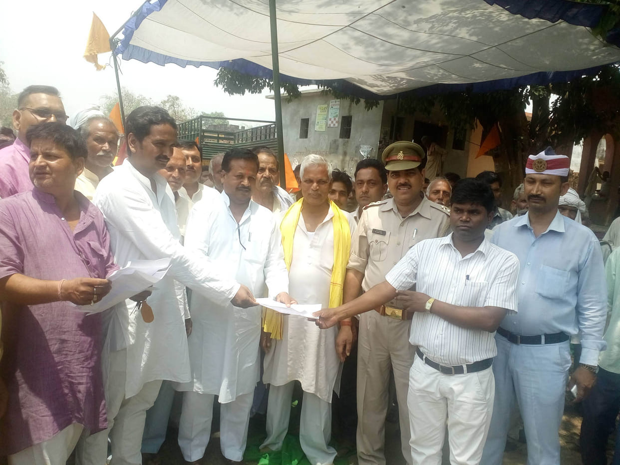People protested by electricity problem, performed memorandum