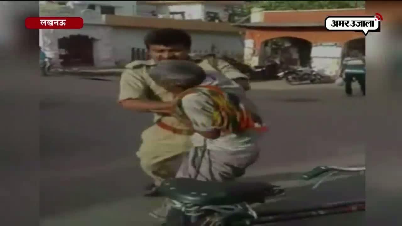 पुलिस ने रिक्शावाले को पीटा