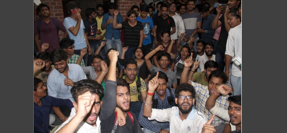 Investors' ruckus in red mall, protesting off the gate