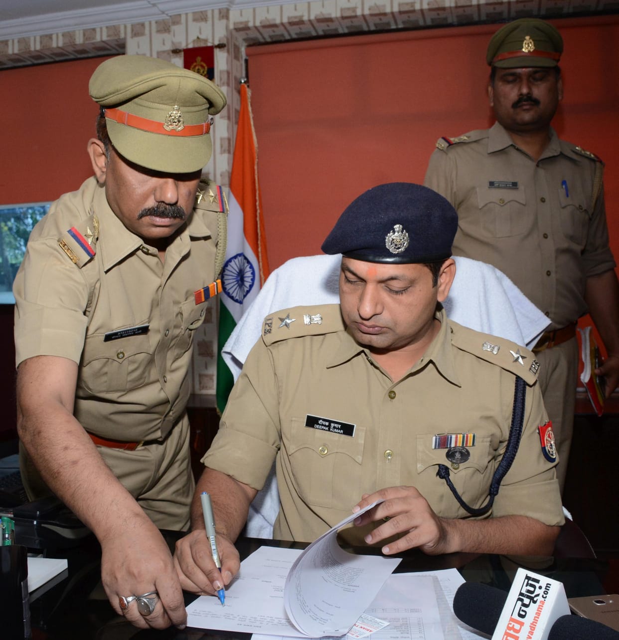 five policemen suspended for providing services to criminals in court