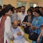 लोगों से मिलते अमित शाह