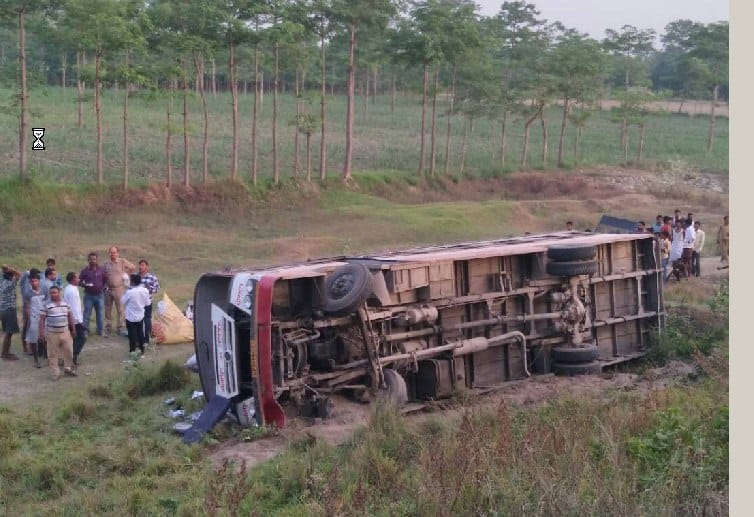 Uncontrolled bus fell into a ditch, many passengers severely injured