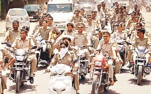 police Rally to warn people without helmet