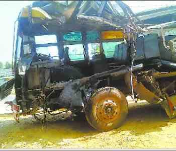 हादसे में क्षतिग्रस्त बस