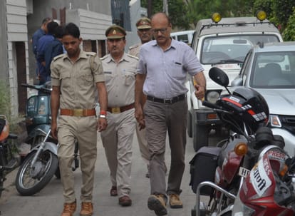 DRI-Forest Department's raid at retired colonel's house, more than 40 -foreign weapons recovered 