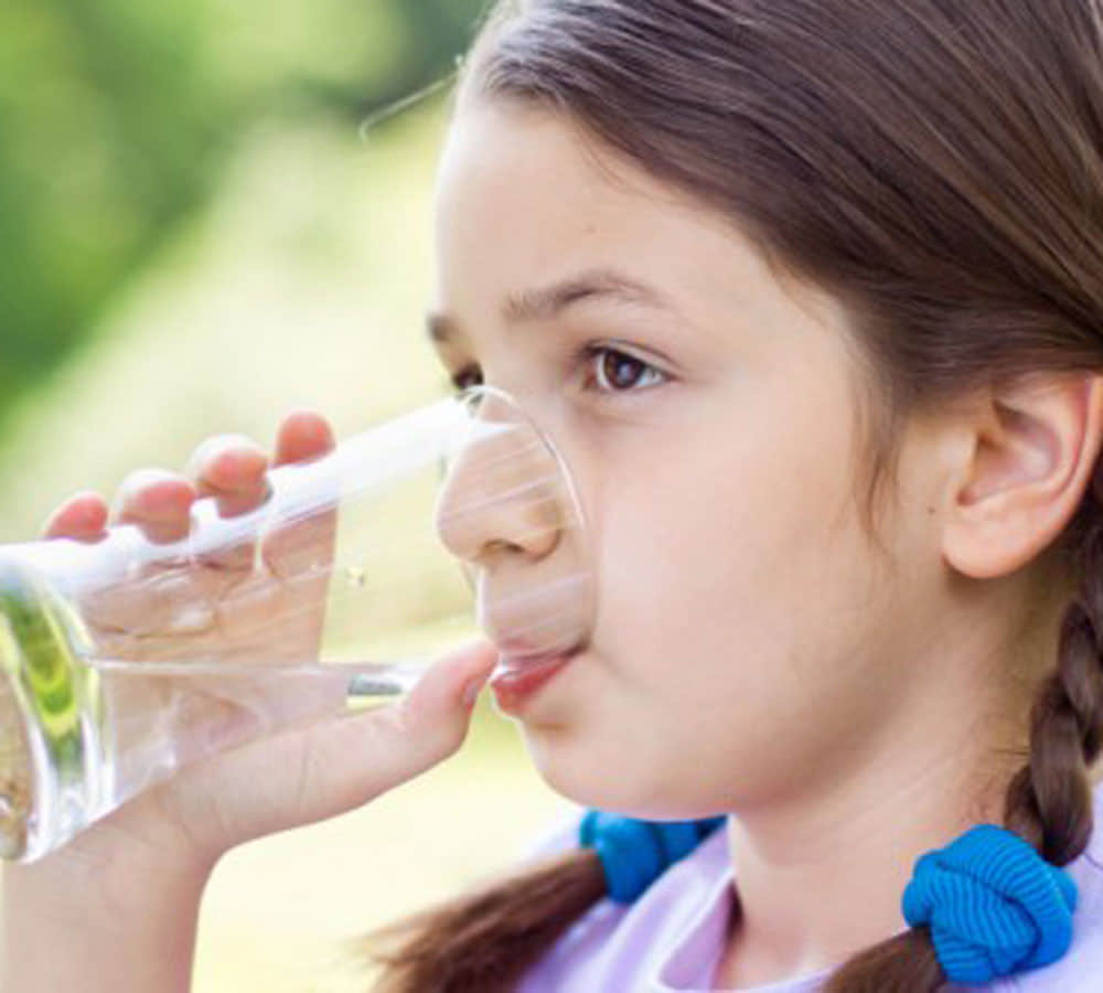 drinking water on an empty stomach helps you to lose weight says study 