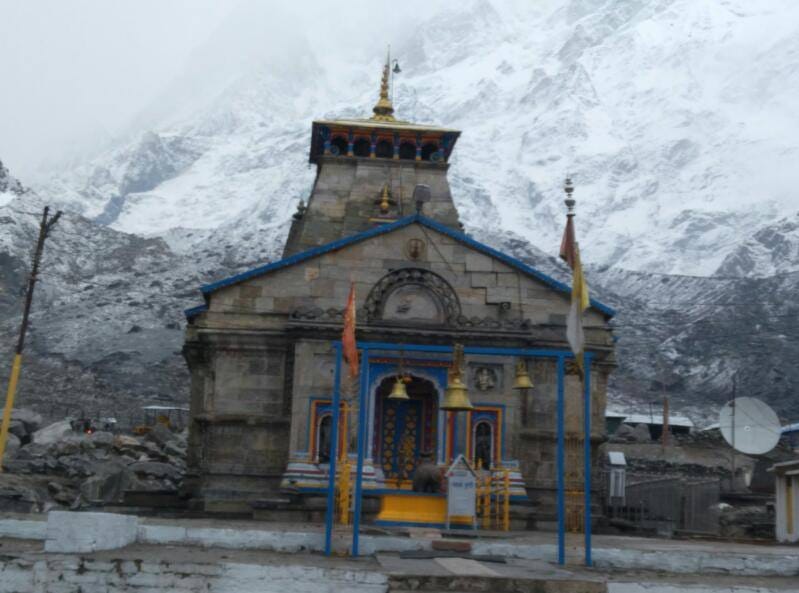 snowfall at kedarnath dham and badrinath dham