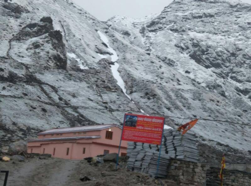 snowfall at kedarnath dham and badrinath dham