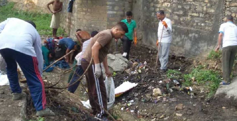 Dozens of people got into the drain and cleaned the Bhagirathi