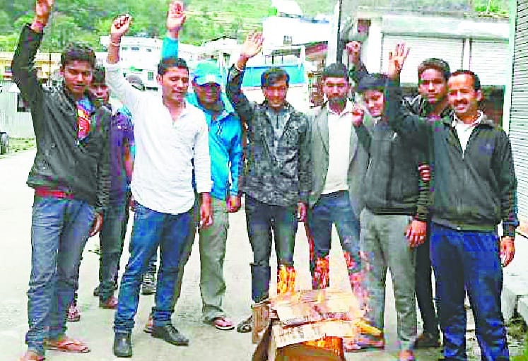 Blow the effigy of communications companies in Madkot