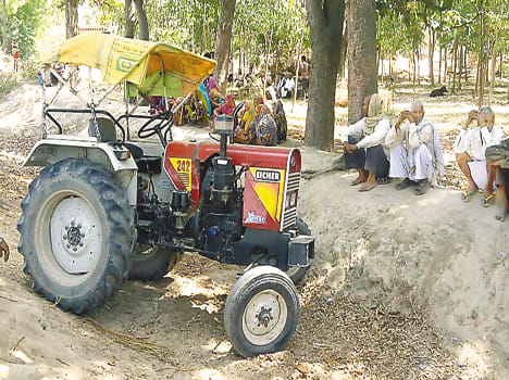 Bicycle rider in Rasulabad gets crushed by tractor