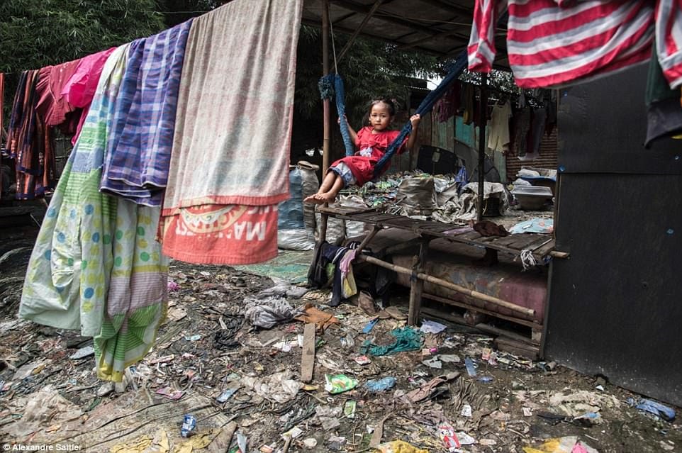 images reveal life inside a giant rubbish dump that’s home to 3,000 families  