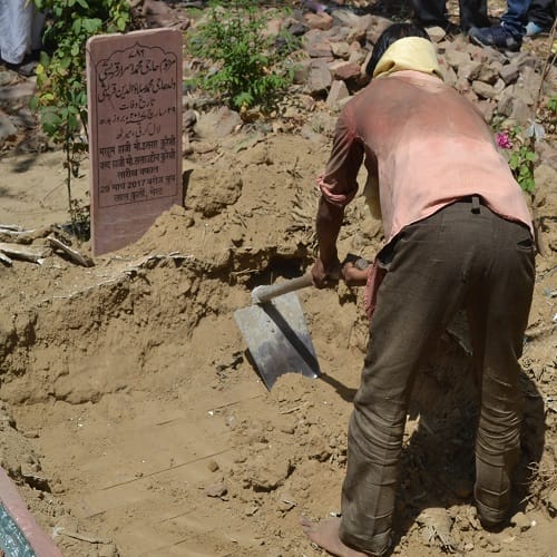Police extracts body of woman from grave in Pilibhit