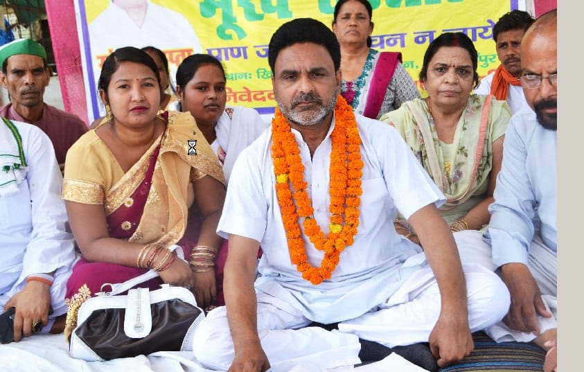Hunger strike against school's arbitrariness
