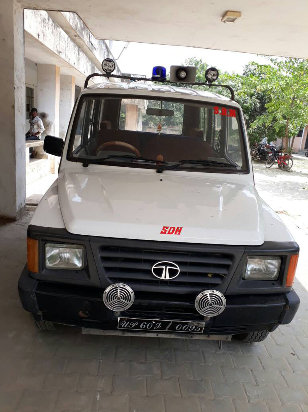 officer use blue light on there car at ballia after order