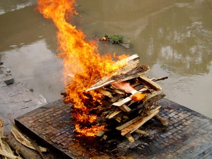 wife give funeral to husband in dehradun