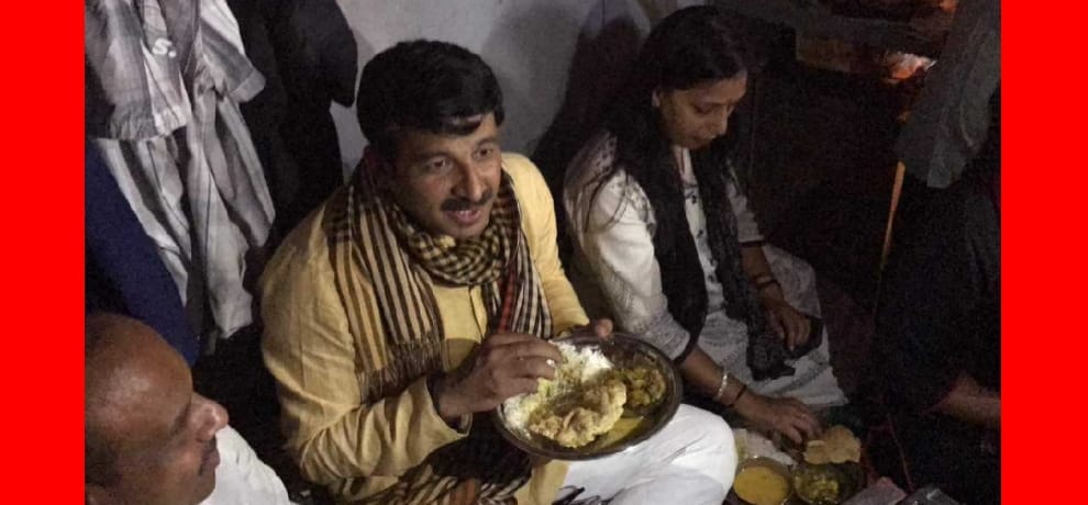 fire at three places in delhi on sunday, kejriwal, sisodia and manoj tiwari reaches spot