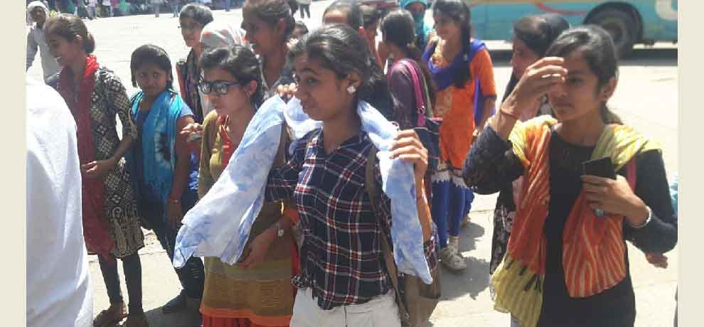 misbehave with college girls by private bus drivers in gurugram