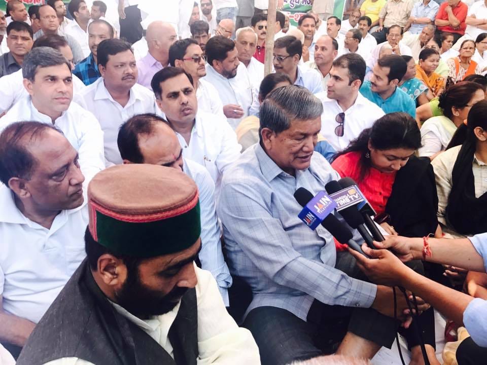 uttarakhand congress protest for farmer suicide