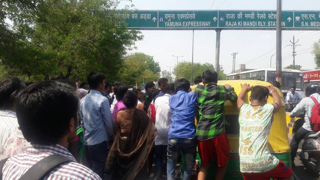fight with police after death of oldman in accident in agra
