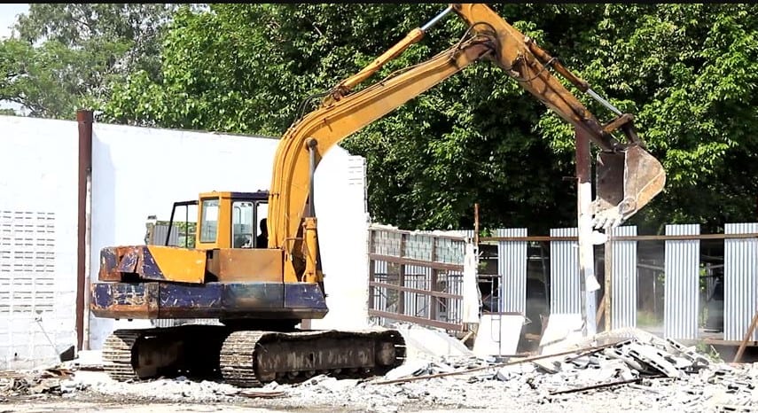Mysterious Things Happan to Labourers While Destroying Old Building at Hamipur.