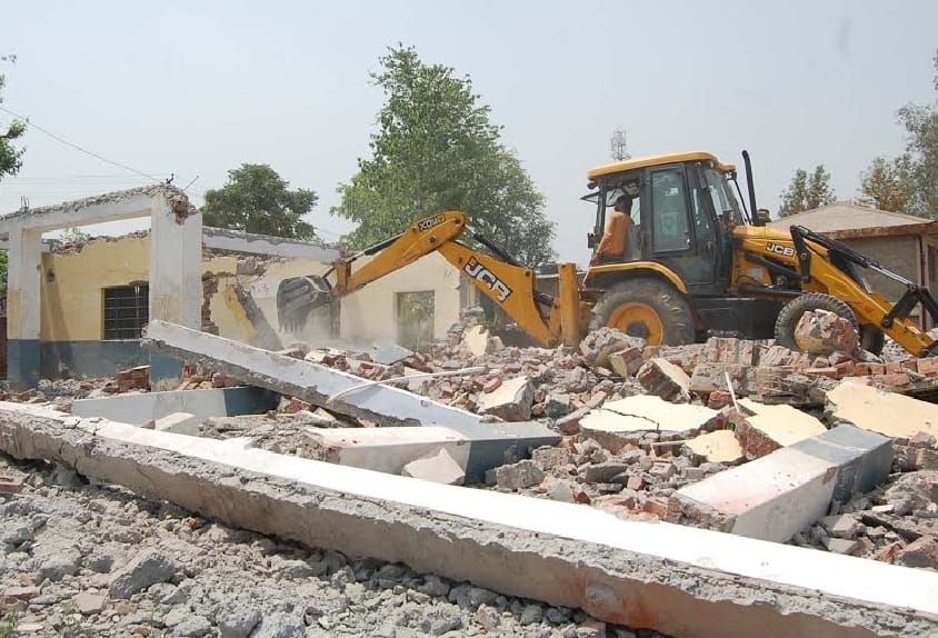 Mysterious Things Happan to Labourers While Destroying Old Building at Hamipur.