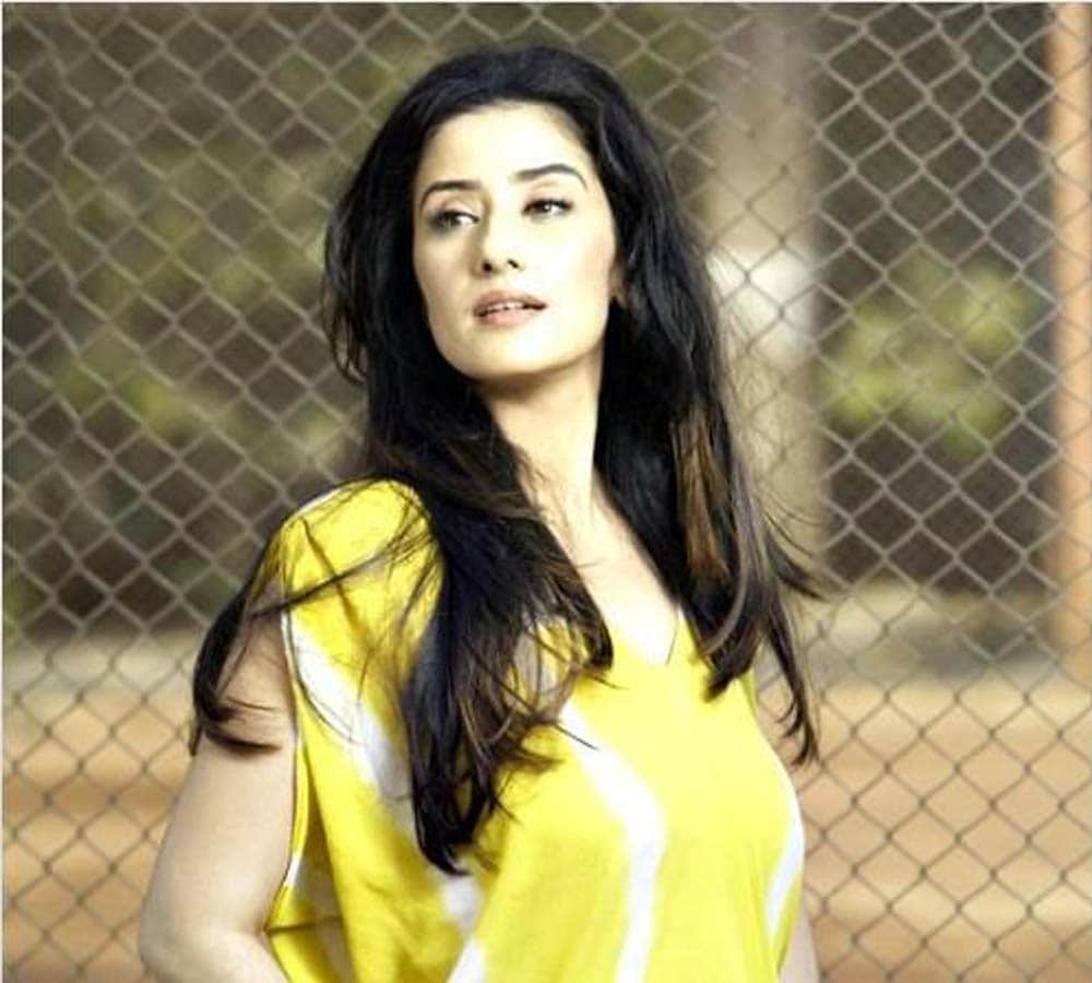 manisha koirala share pic battle of cancer in hospital photo viral