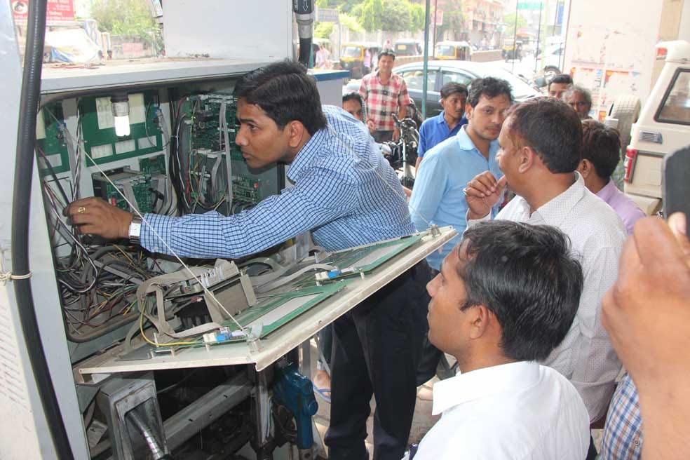 तीन पेट्रोल पंपों का औचक निरीक्षण